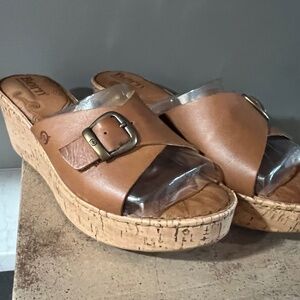 Born women’s wedge sandals
